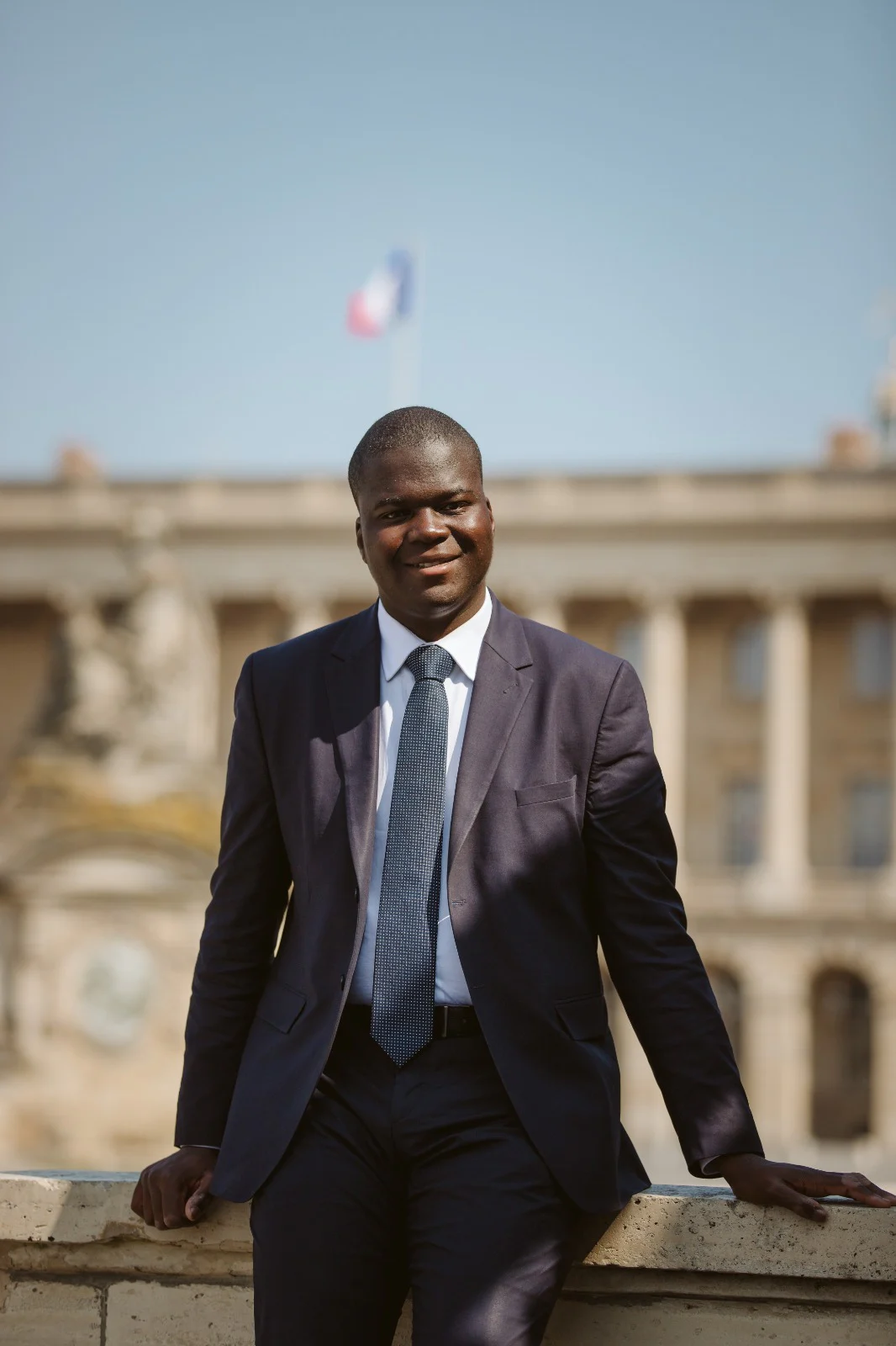 Portrait de Tanguy David en costume devant le palais du Louvre