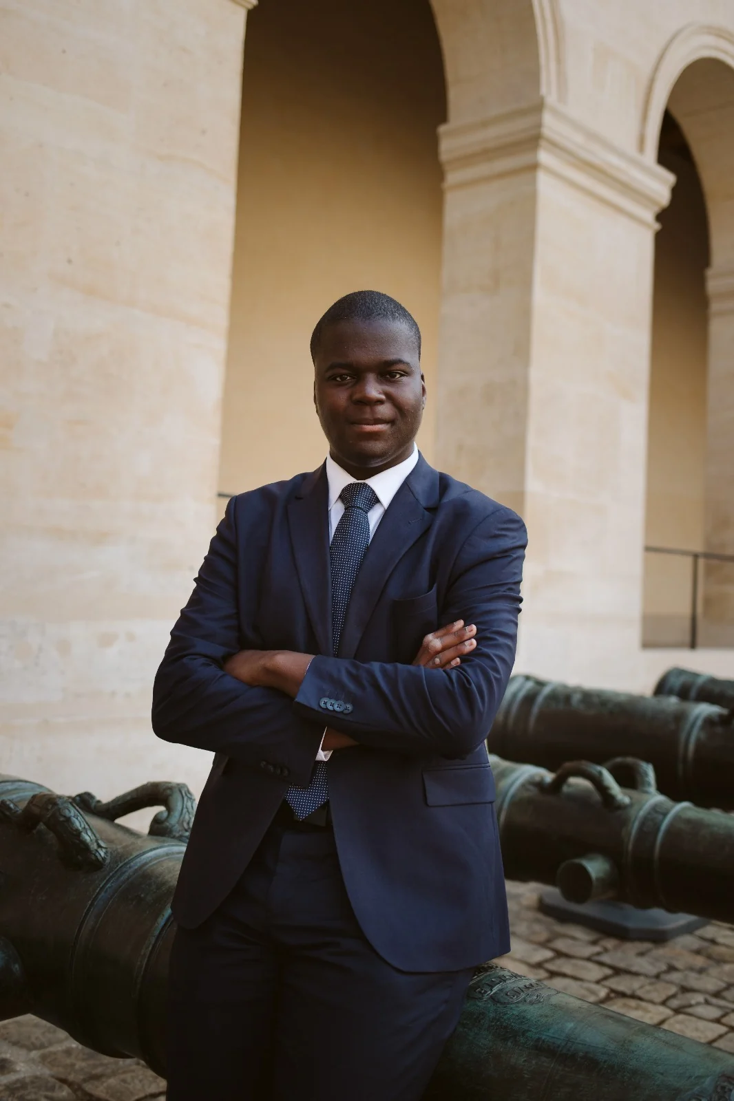 Tanguy David seul, les bras croisés dans la cour des Invalides