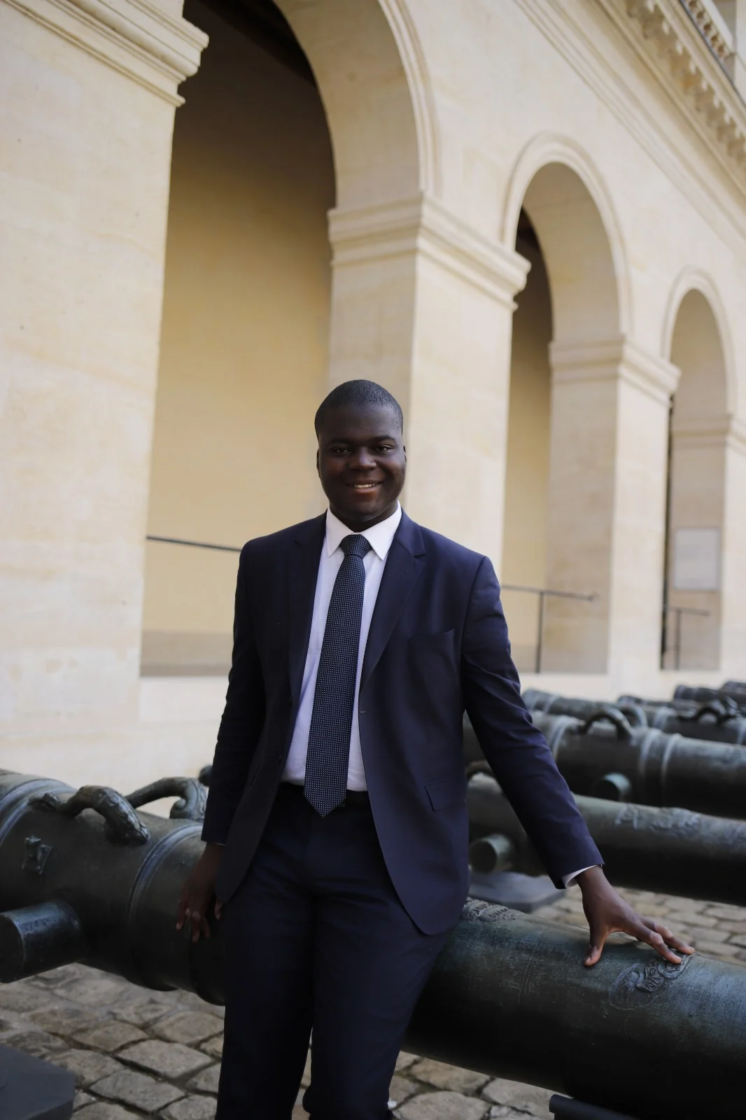 Tanguy David seul et souriant dans la cour des Invalides